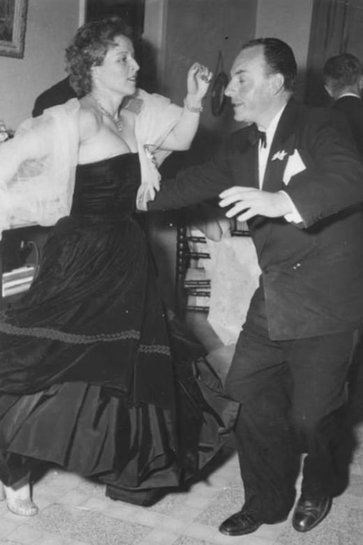  Η Adeline Barbusse απεικονίζεται γύρω στο 1950 φορώντας το φόρεμα ενώ χορεύει με έναν άγνωστο άνδρα σε επίσημη εκδήλωση