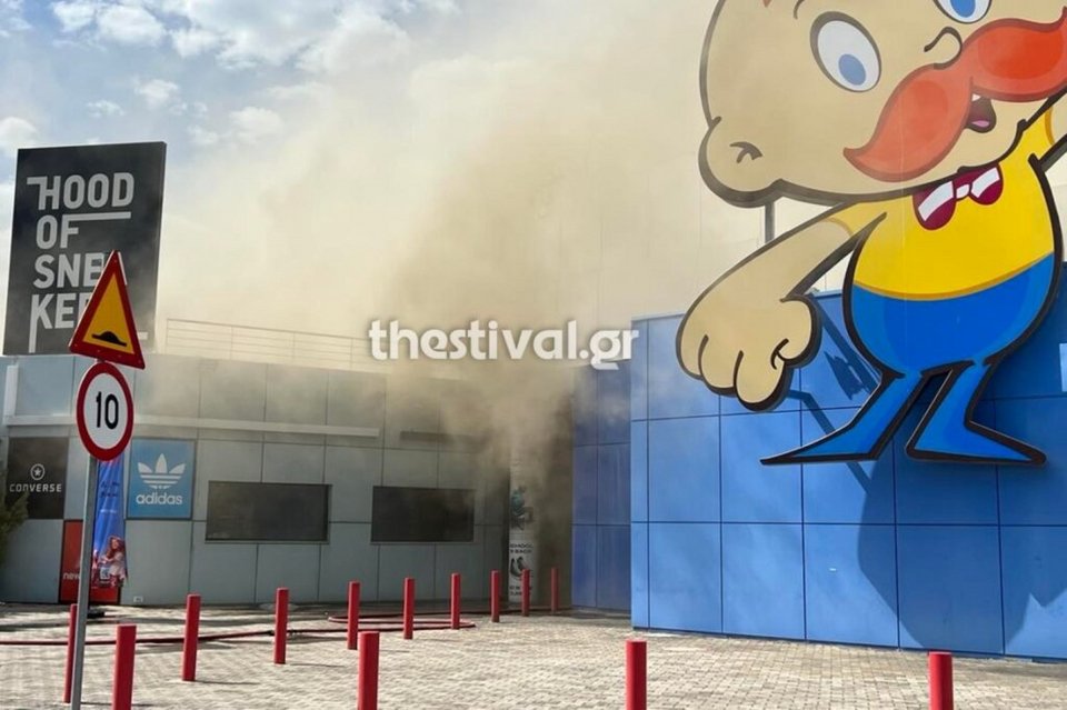 Φωτιά σε κατάστημα Μουστάκας στη Θεσσαλονίκη / Φωτογραφία: thestival.gr