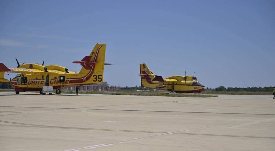 Τα δύο ελληνικά Canadair που επιχειρούν στη Γαλλία