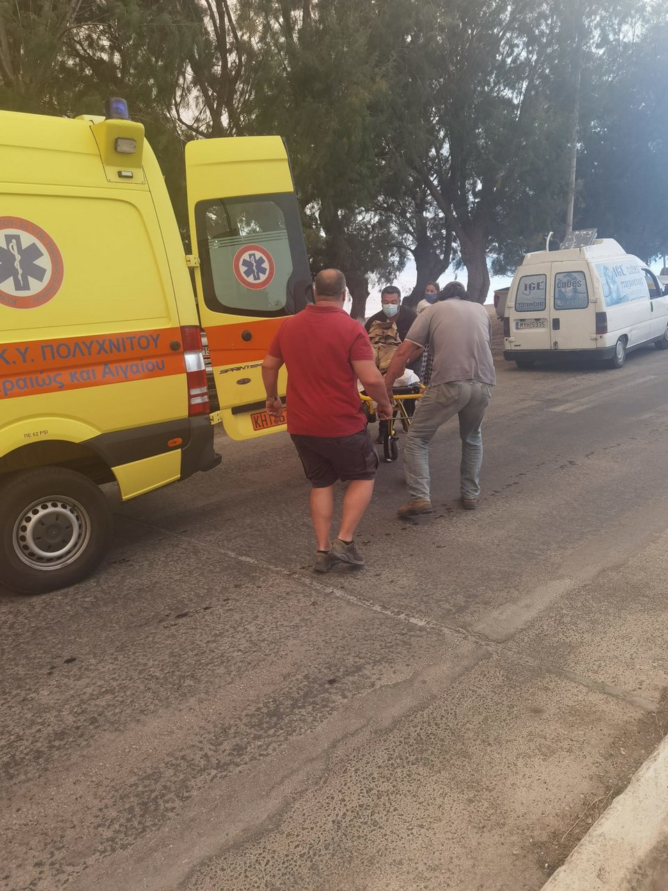 Μεταφορά του τραυματία πυροσβέστη/Φωτογραφία: Facebook/Ταξιάρχης Βέρρος