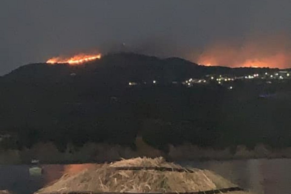 Η εικόνα της πυρκαγιάς λίγο μετά τις 23:00 του Σαββάτου / Φωτογραφία: Facebook