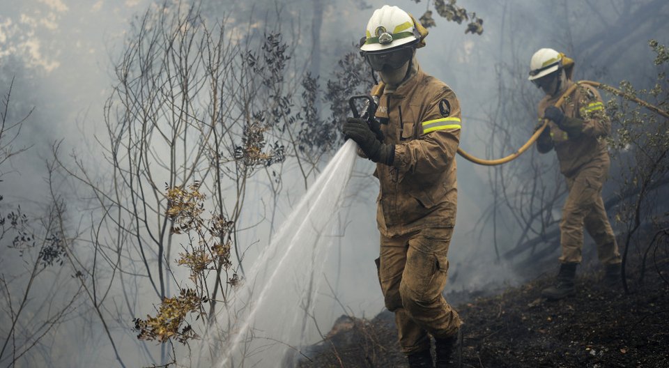 Πυροσβέστες επιχειρούν στην Πορτογαλία