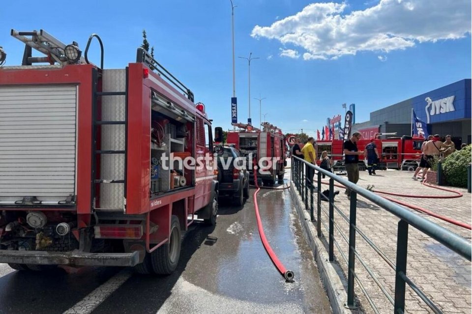 Φωτιά σε κατάστημα Μουστάκας στη Θεσσαλονίκη / Φωτογραφία: thestival.gr