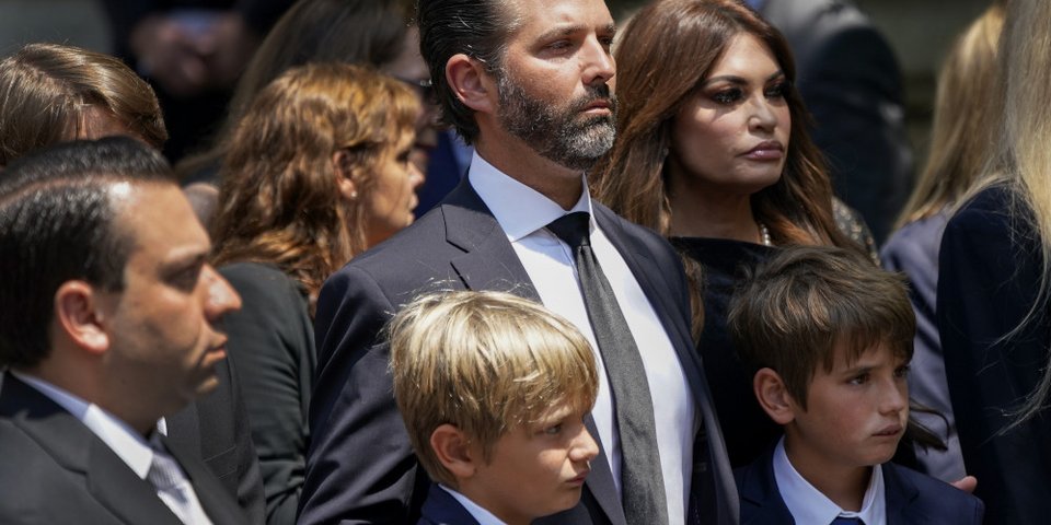 Ο Ντόναλντ Τραμπ Τζούνιορ μαζί με τα παιδιά του / ΦΩΤΟΓΡΑΦΙΑ: ASSOCIATED PRESS