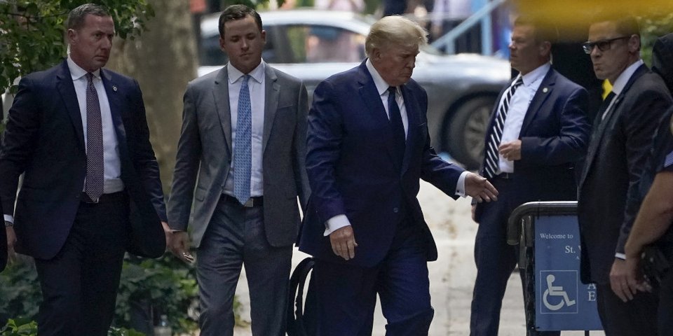 Ο Ντόναλντ Τραμπ στην κηδεία της πρώτης συζύγου του / ASSOCIATED PRESS