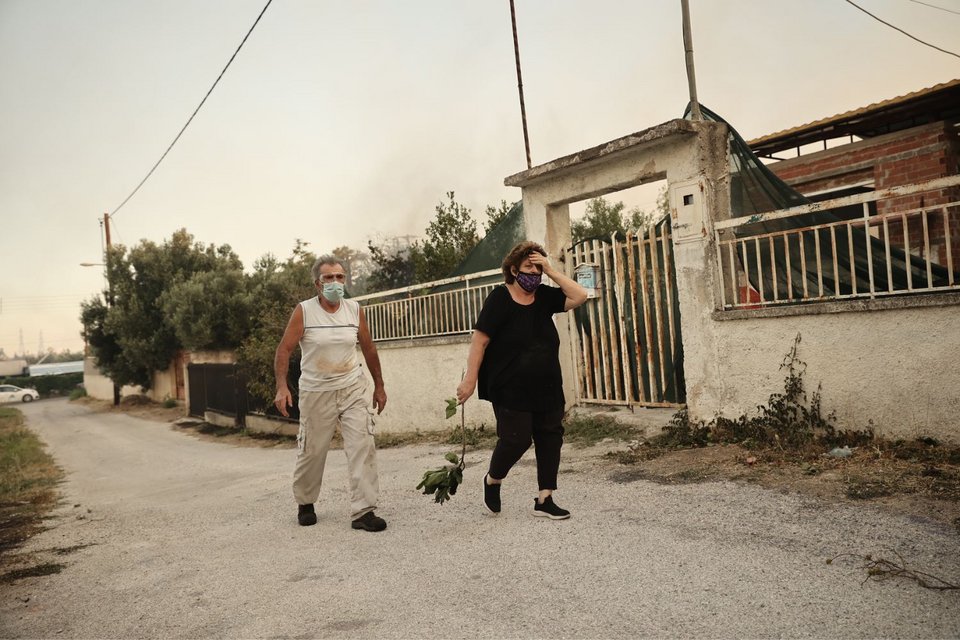 Αγωνία και απόγνωση στα πρόσωπα των κατοίκων των περιοχών που καίει η φωτιά