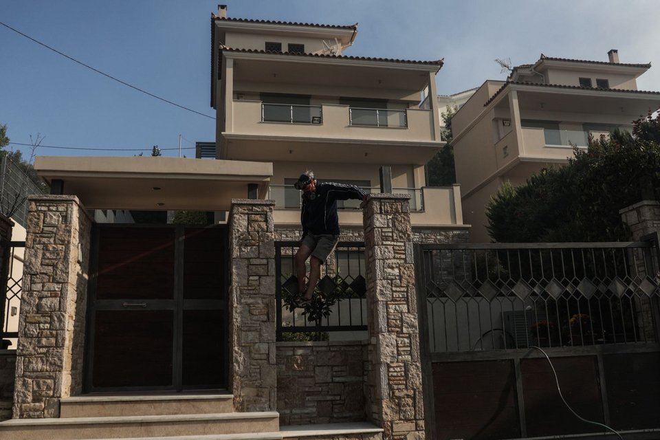 Κάτοικοι των περιοχών που χτύπησε η φωτιά στην Πεντέλη, ελέγχουν για τυχόν εγκλωβισμένους σε σπίτια 