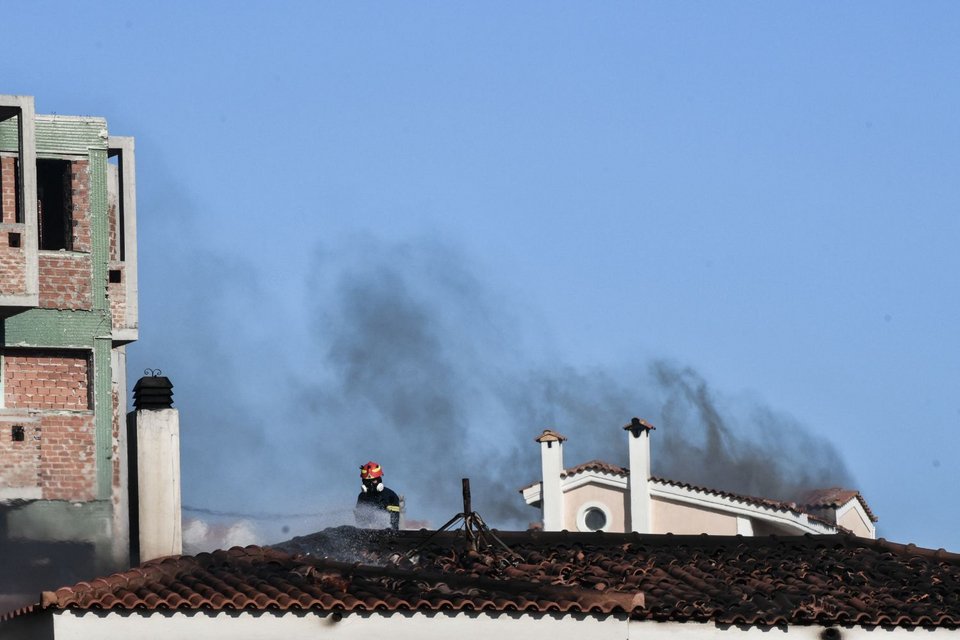 Πυροσβέστες χωρίς δισταγμό προσπαθούν να σώσουν σπίτια από τη μανία της φωτιάς 
