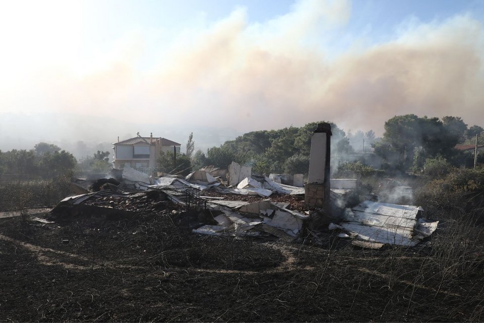 Ούτε οι αποθήκες κατάφεραν να γλιτώσουν από το πέρασμα της φωτιάς στην Πεντέλη