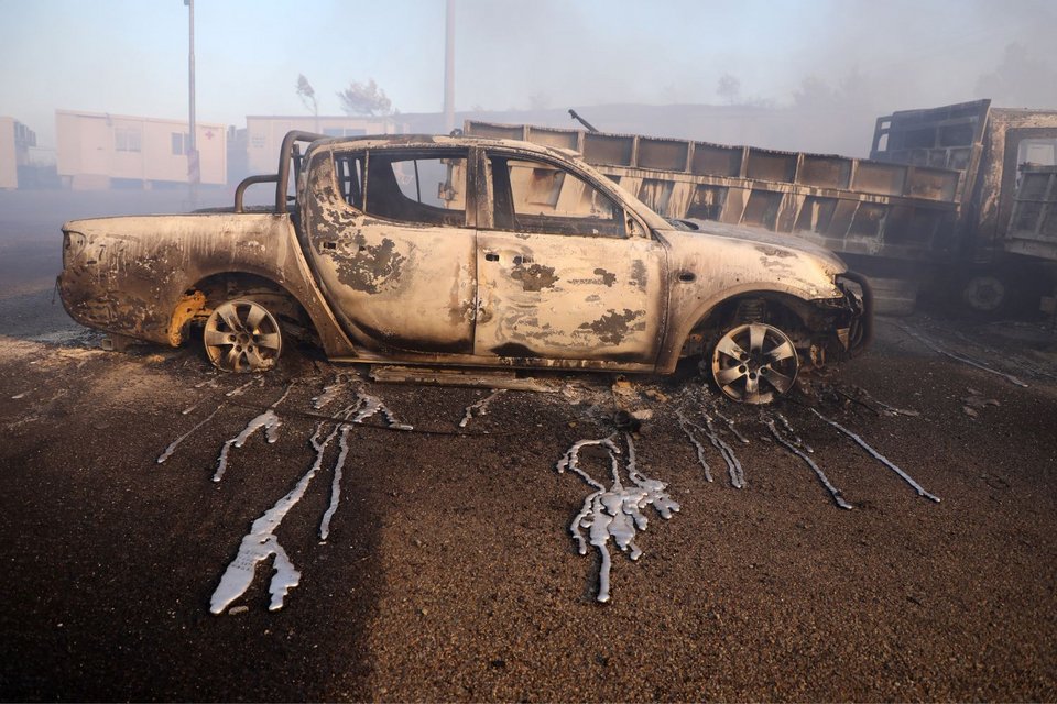 Ενα αυτοκίνητο δεν γλίτωσε από τη μανία της φωτιάς στην Πεντέλη