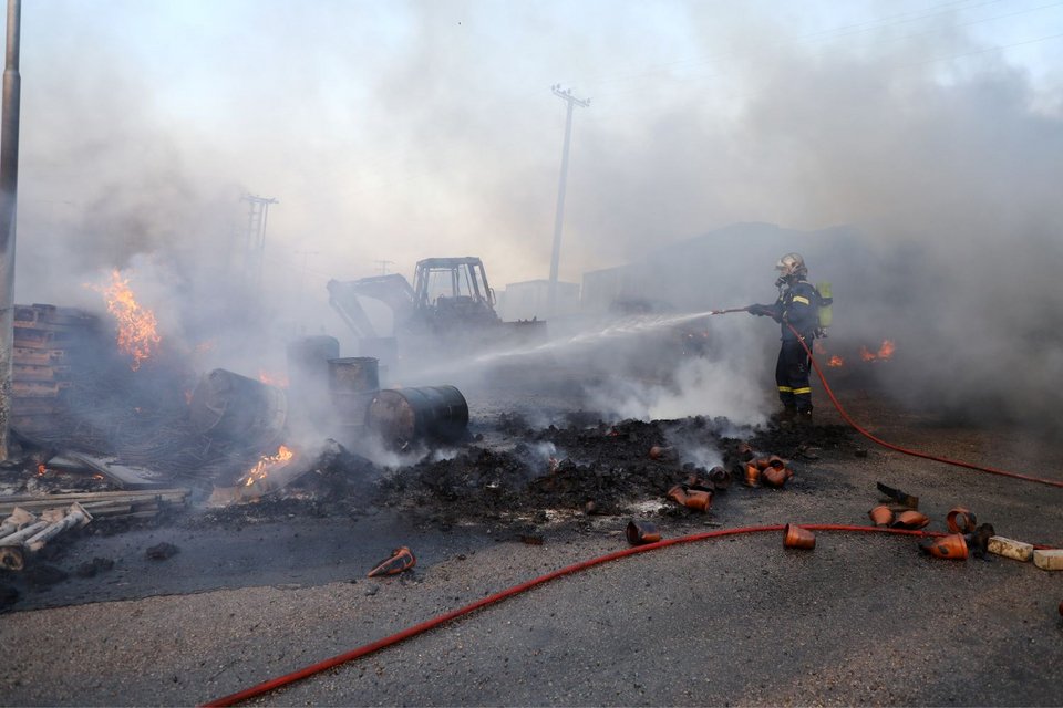 Αδιάκοπη η μάχη των Πυροσβεστών στη φωτιά στην Πεντέλη για να σβήσουν τις μικροεστίες 