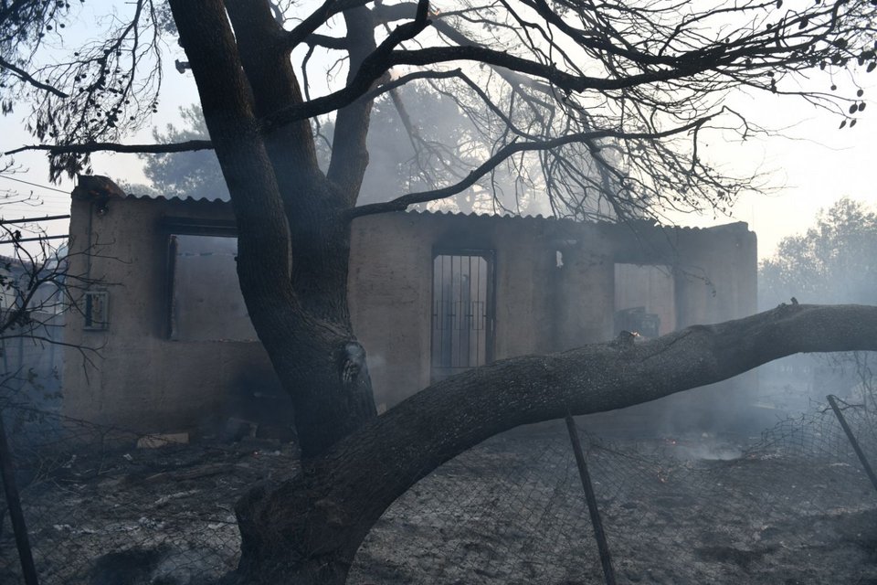 Εικόνες καταστροφής από το πέρασμα της φωτιάς 