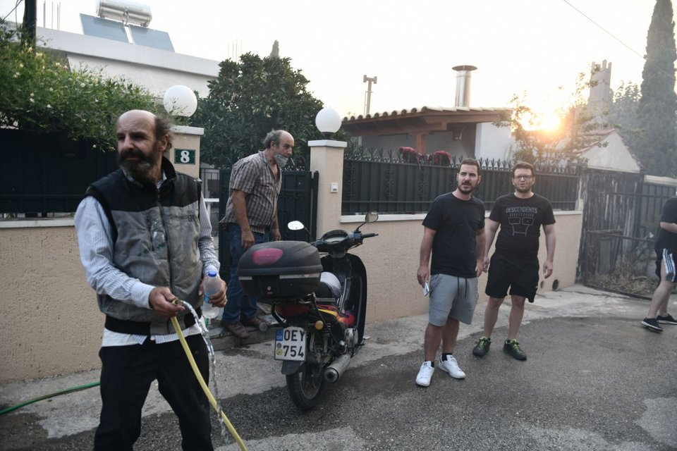 Με λάστιχα στα χέρια οι κάτοικοι των περιοχών που χτυπά η φωτιά στην Πεντέλη 