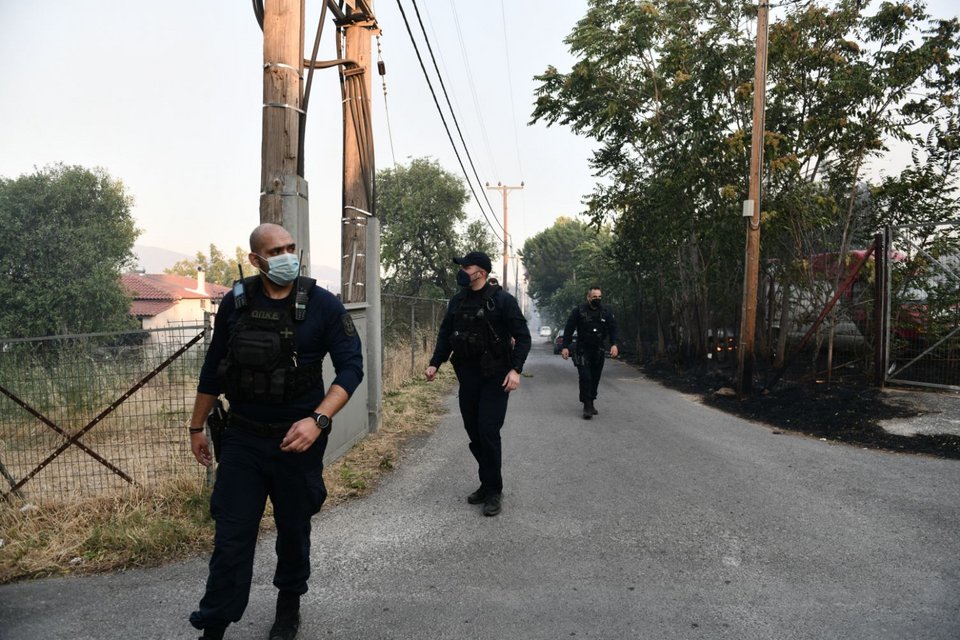 Συνεχείς περιπολίες από αστυνομικούς στις περιοχές που έχουν εκκενωθεί προκειμένου να μην γίνει πλιάτσικο σε σπίτια 