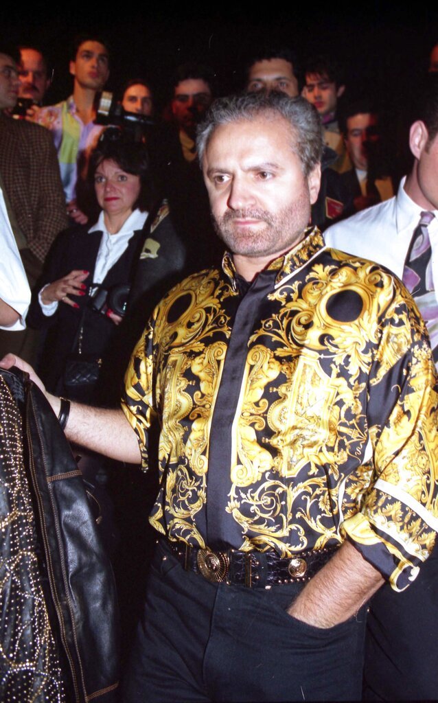 Ο Ιταλός σχεδιαστής μόδας Gianni Versace στο Μιλάνο κατά τη διάρκεια επίδειξης μόδας το 1992