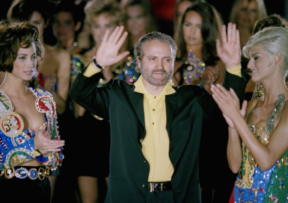 Ο Gianni Versace χειροκροτείται από τα μοντέλα του