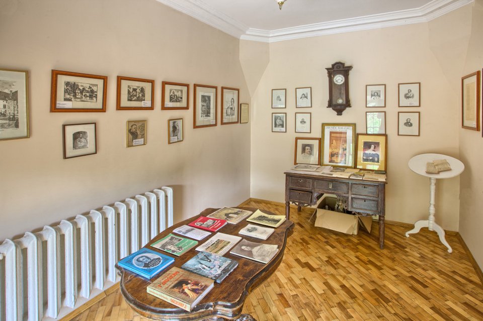 To γραφείο του Ονορέ ντε Μπαλζάκ μαζί με φωτογραφίες του συγγραφέα στην οικία Μπαλζάκ-Χάνσκα / Φωτογραφία: Shutterstock