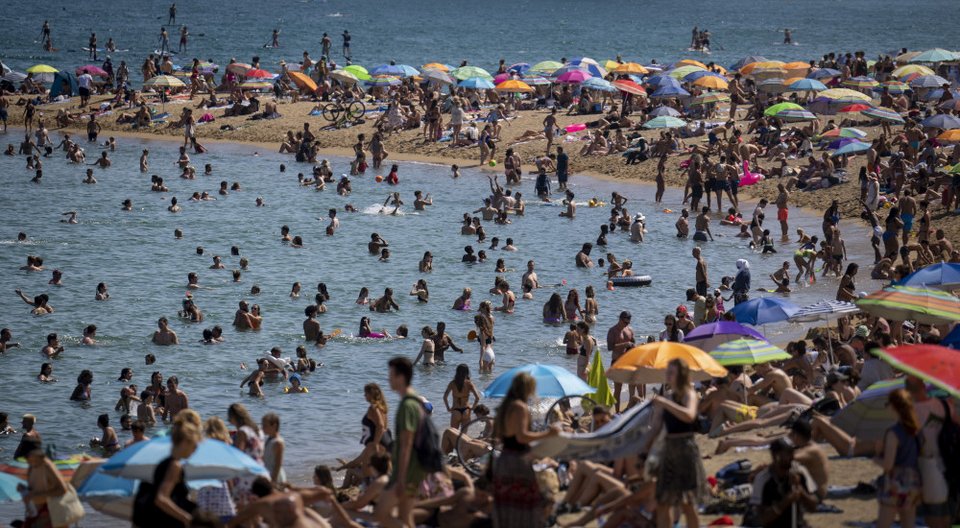 Χιλιάδες Ισπανοί στις παραλίες για να αντιμετωπίσουν τις ακραίες θερμοκρασίες