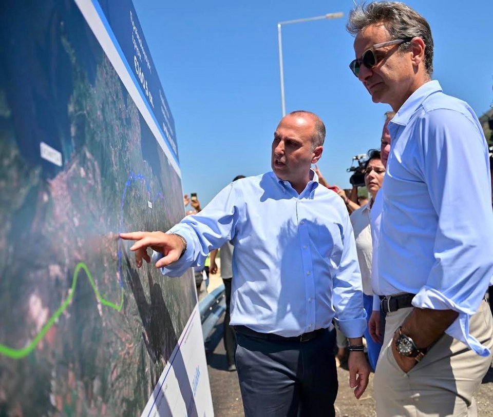 Ο υφυπουργός Μεταφορών και Υποδομών Γιώργος Καραγιάννης με τον πρωθυπουργό Κυριάκο Μητσοτάκη στην Αμφιλοχία 