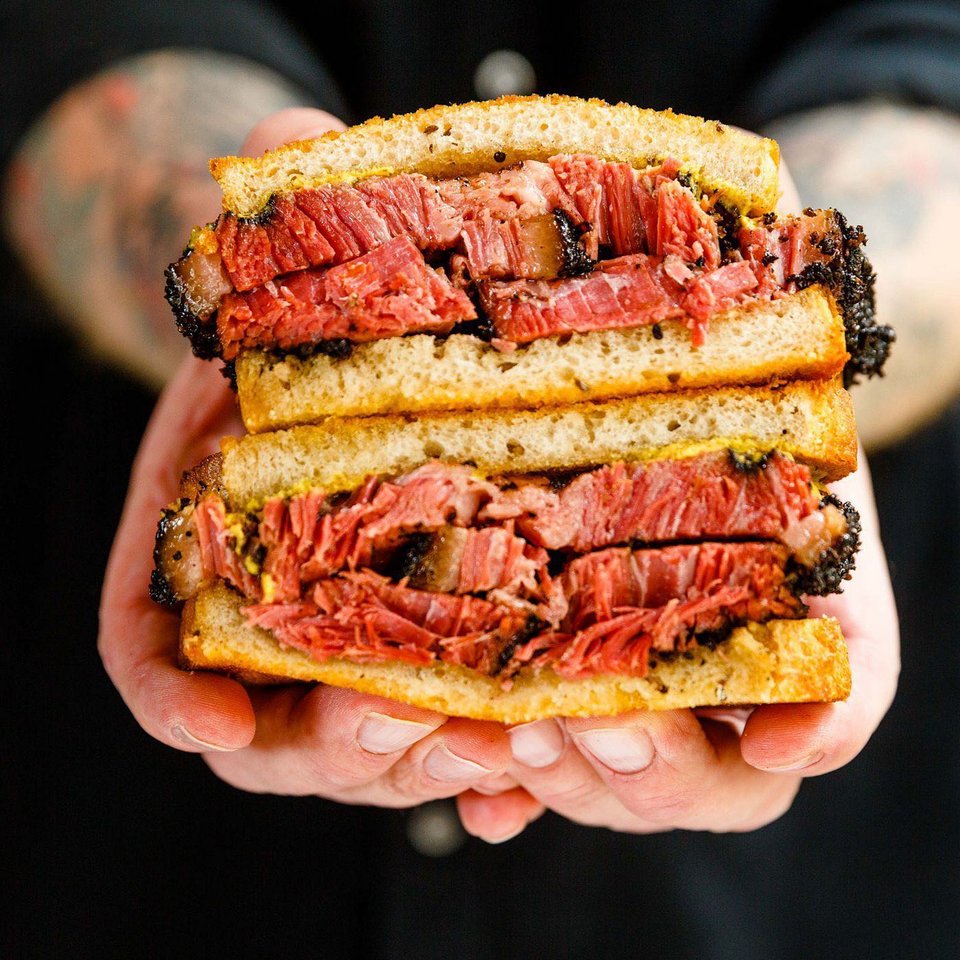 Αξέχαστο σάντουιτς με παστράμι από το Katz’s Pastrami στην Νέα Υόρκη - Φωτογραφία: katzs_pastrami/Instagram