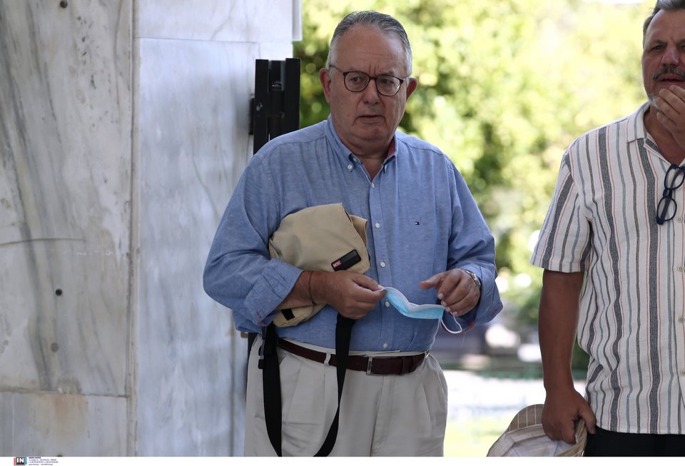 Ο Νίκος Αλιβιζάτος στην κηδεία του Ηλία Νικολακόπουλου -Φωτογραφία: Intimenews/TΖΑΜΑΡΟΣ ΠΑΝΑΓΙΩΤΗΣ