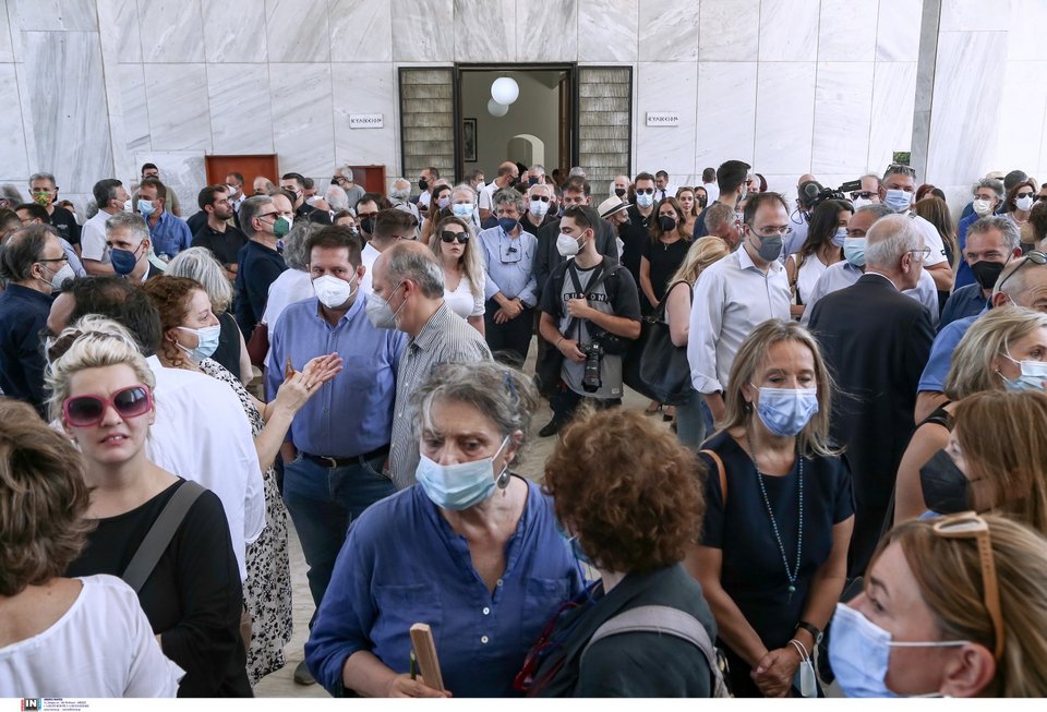 Κόσμος στην κηδεία του Ηλία Νικολακόπουλου -Φωτογραφία: Intimenews/TΖΑΜΑΡΟΣ ΠΑΝΑΓΙΩΤΗΣ