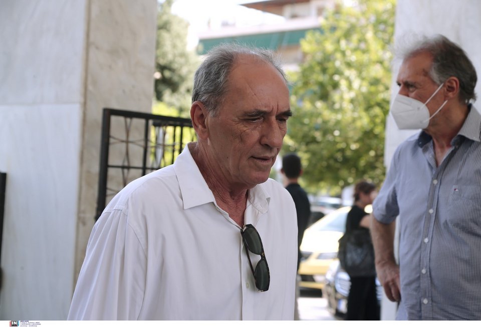 Ο Γιάννης Σταθάκης στην κηδεία του Ηλία Νικολακόπουλου -Φωτογραφία: Intimenews/TΖΑΜΑΡΟΣ ΠΑΝΑΓΙΩΤΗΣ