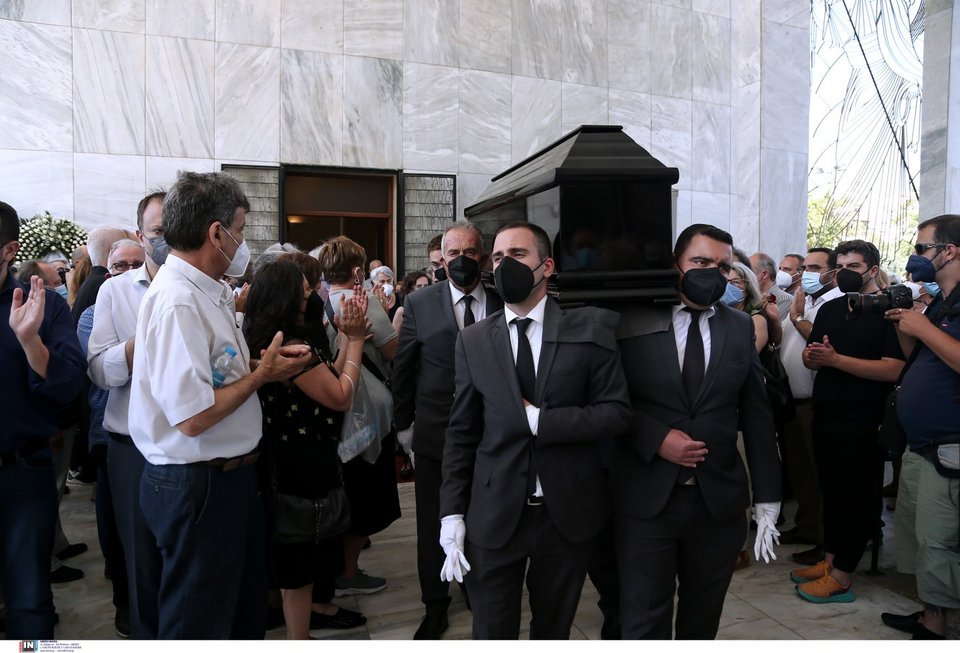 Χειροκρότημα για το τελευταίο αντίο στον Ηλία Νικολακόπουλο -Φωτογραφία: Intimenews/TΖΑΜΑΡΟΣ ΠΑΝΑΓΙΩΤΗΣ