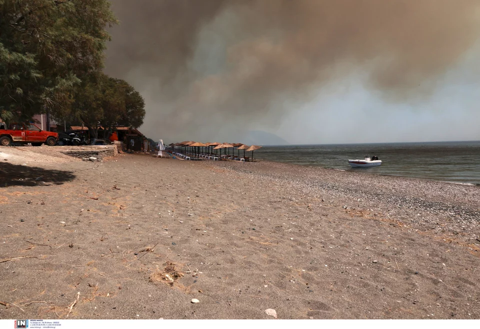 Incendiul din Lesvos prin 20 de fotografii și videoclipuri șocante - Flăcările au ajuns la plajă Foto: INTIME/LAGOUTARIS MANOLIS