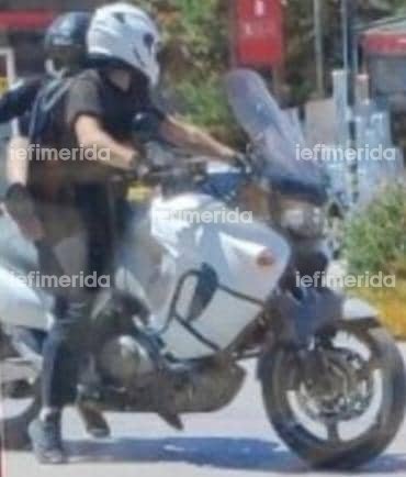 Ο συλληφθείς και ο συνεργός του πάνω στη μια μοτοσυκλέτα