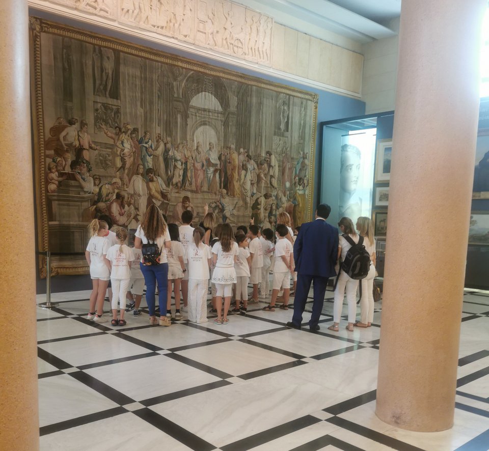 Άδωνις Γεωργιάδης και Ευγενία Μανωλίδου συνόδευσαν τα παιδιά της Ελληνικής Αγωγής στη Βουλή