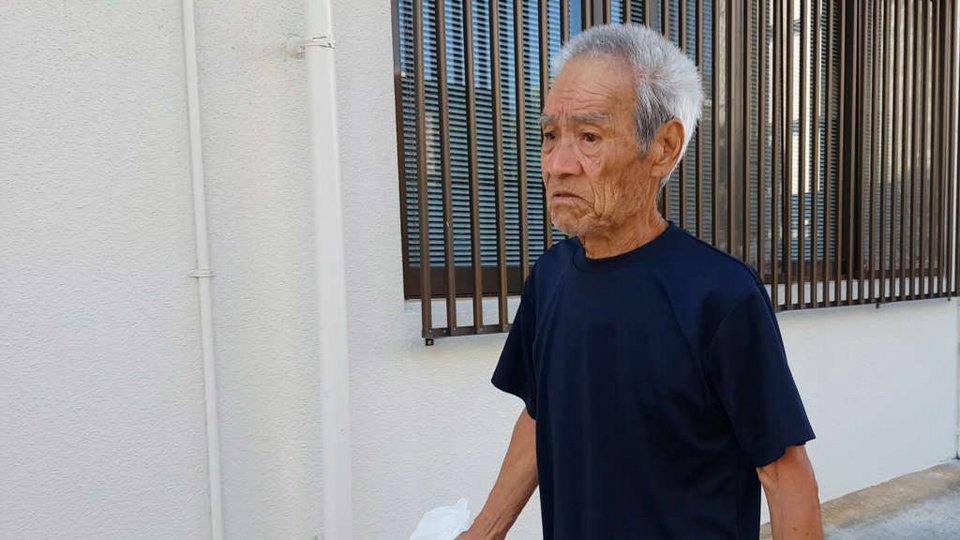Ο Masafumi Nagasaki περπατάει στην πόλη