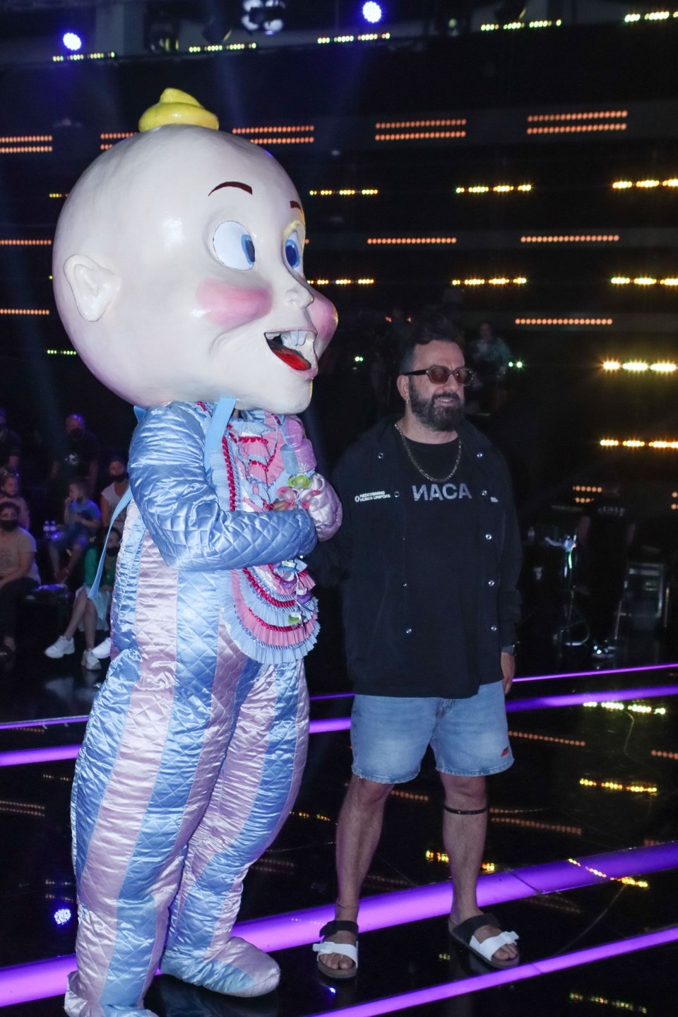 Ο Κωνσταντίνος Ρήγος επιβλέπει τις τελευταίες λεπτομέρειες πριν το γύρισμα του τελικού