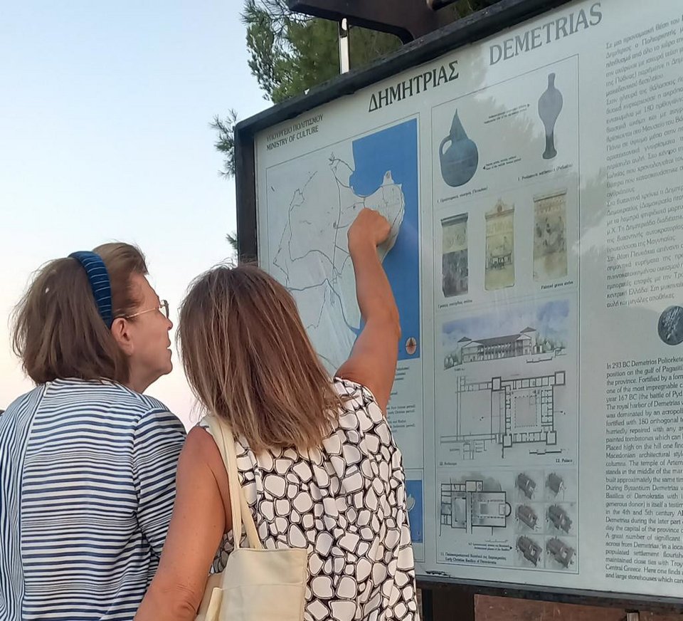 Η Λίνα Μενδώνη στον αρχαιολογικό χώρο Δημητριάδος