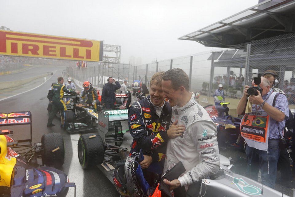 Michael Schumacher, με τον επίσης Γερμανό Sebastian Vettel, το 2012 στο γκραν πρι της Βραζιλίας, μήνες πριν σταματήσει την ενεργό δράση. 