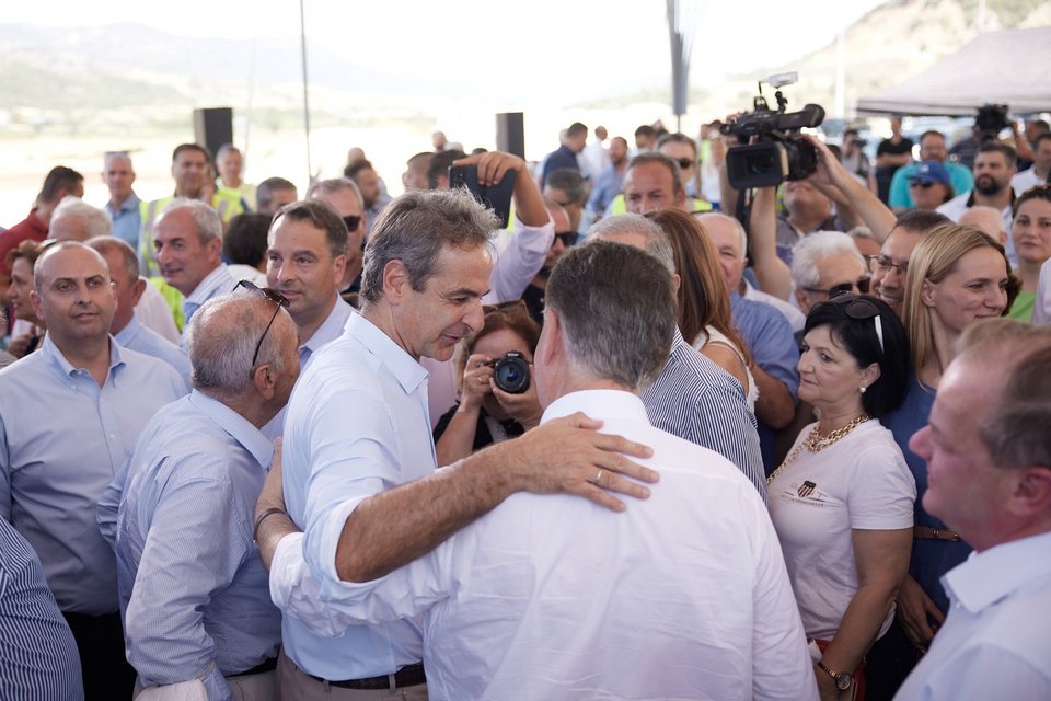 Ο Κυριάκος Μητσοτάκης συνομιλεί με κατοίκους στην Πρέβεζα / Φωτογραφία: Δημήτρης Παπαμήτσος/ΓτΠ/Eurokinissi