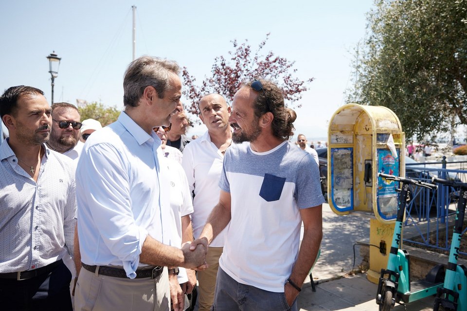 Ο Κυριάκος Μητσοτάκης συνομιλεί με κατοίκους στην Πρέβεζα / Φωτογραφία: Δημήτρης Παπαμήτσος/ΓτΠ/Eurokinissi