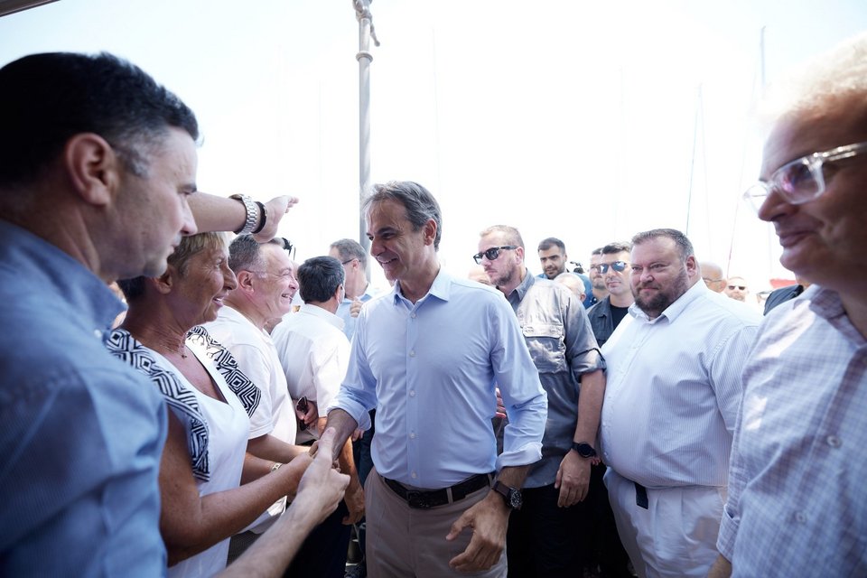 Ο Κυριάκος Μητσοτάκης συνομιλεί με κατοίκους και καταστηματάρχες στην Πρέβεζα / Φωτογραφία: Δημήτρης Παπαμήτσος/ΓτΠ/Eurokinissi