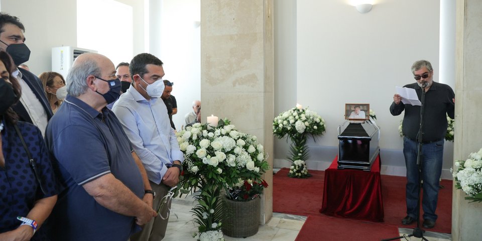 Αλέξης Τσίπρας, Νίκος Βούτσης και Θ. Λιβάνιος μπροστά στο φέρετρο του Ηλία Νικολακόπουλου -Φωτογραφία: ΒΑΣΙΛΗΣ ΡΕΜΠΑΠΗΣ/EUROKINISSI