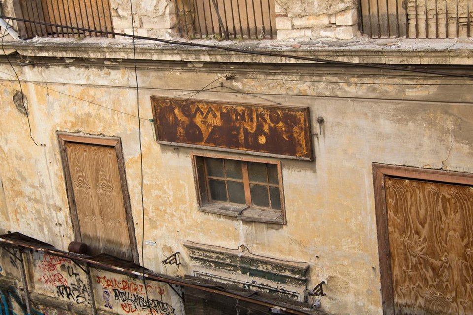 Aκόμη και η ταμπέλα «Ελληνικόν Ωδείο» έχει πλέον καταστραφεί. Εδώ φοίτησε η Μαρία Κάλας