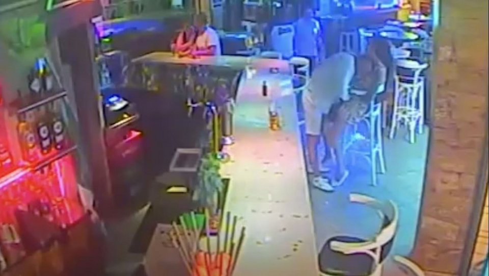 Στιγμιότυπο από την κάμερα ασφαλείας του μπαρ, λίγες ώρες πριν τον βιασμό της