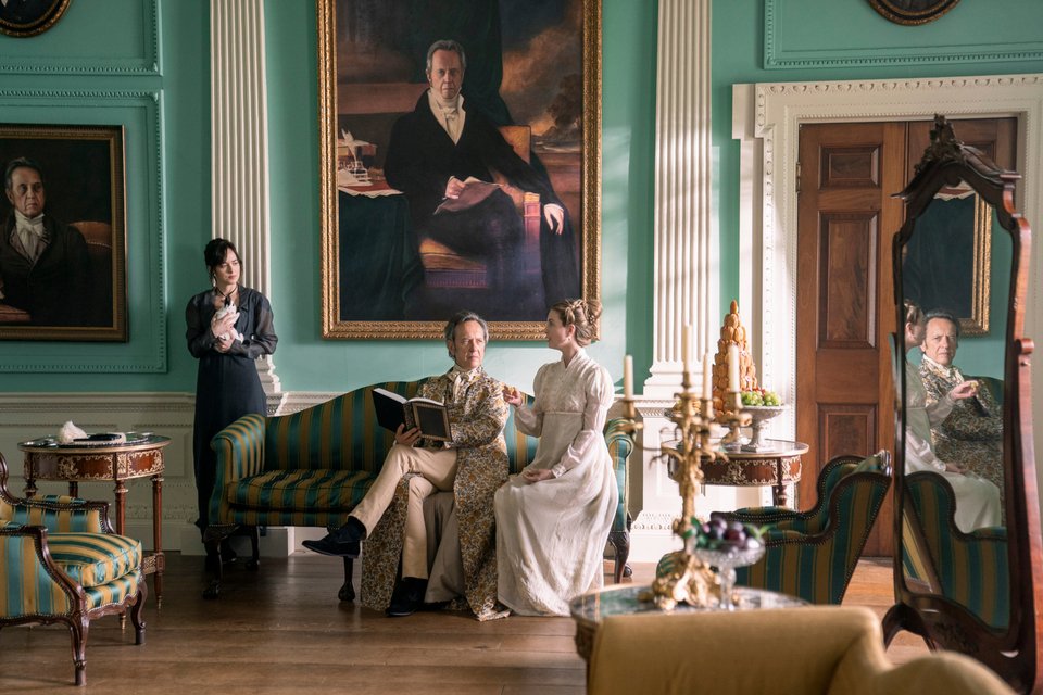 Η Dakota Johnson ως Anne Elliot, ο Richard E. Grant ως Sir Walter Elliot, η Yolanda Kettle ως Elizabeth Elliot στο Persuasion