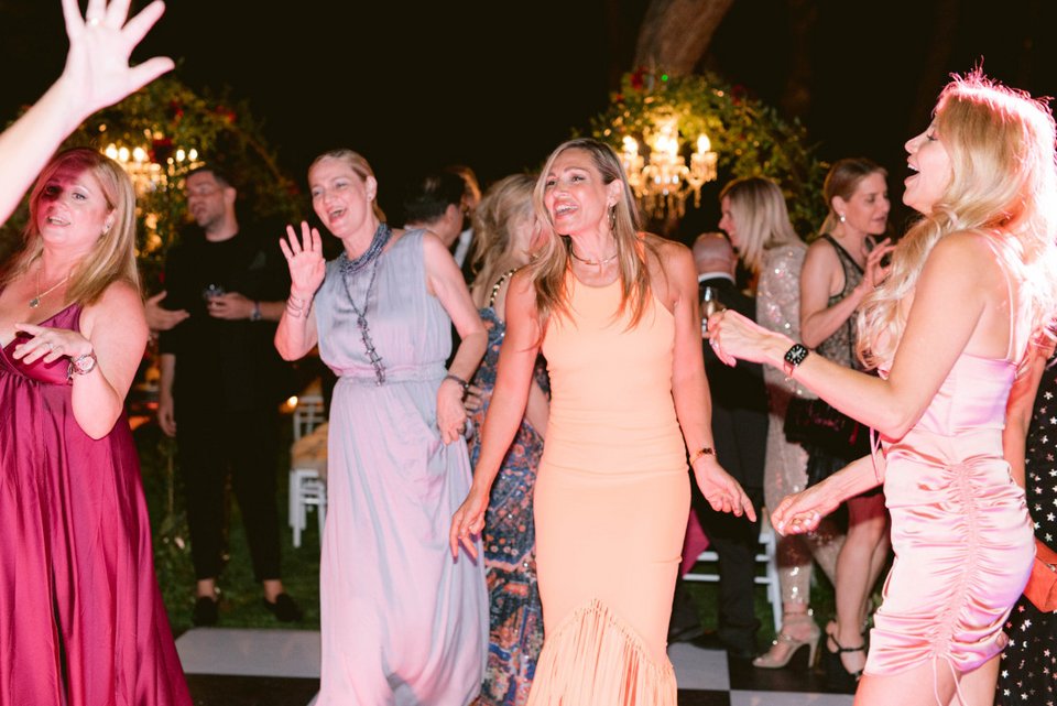 Η Ελένη Πετρουλάκη με την Αννίτα Ναθαναήλ στο stage. 