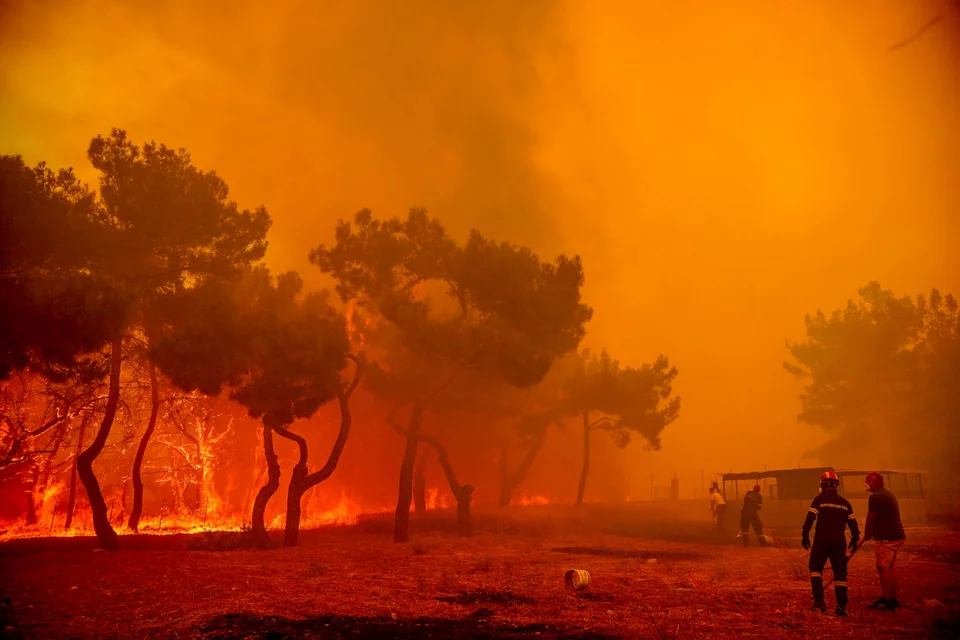 حرائق اليونان - حريق ليسفوس صورة ومقطع فيديو مروعة - وصلت ألسنة اللهب إلى الشاطئ
