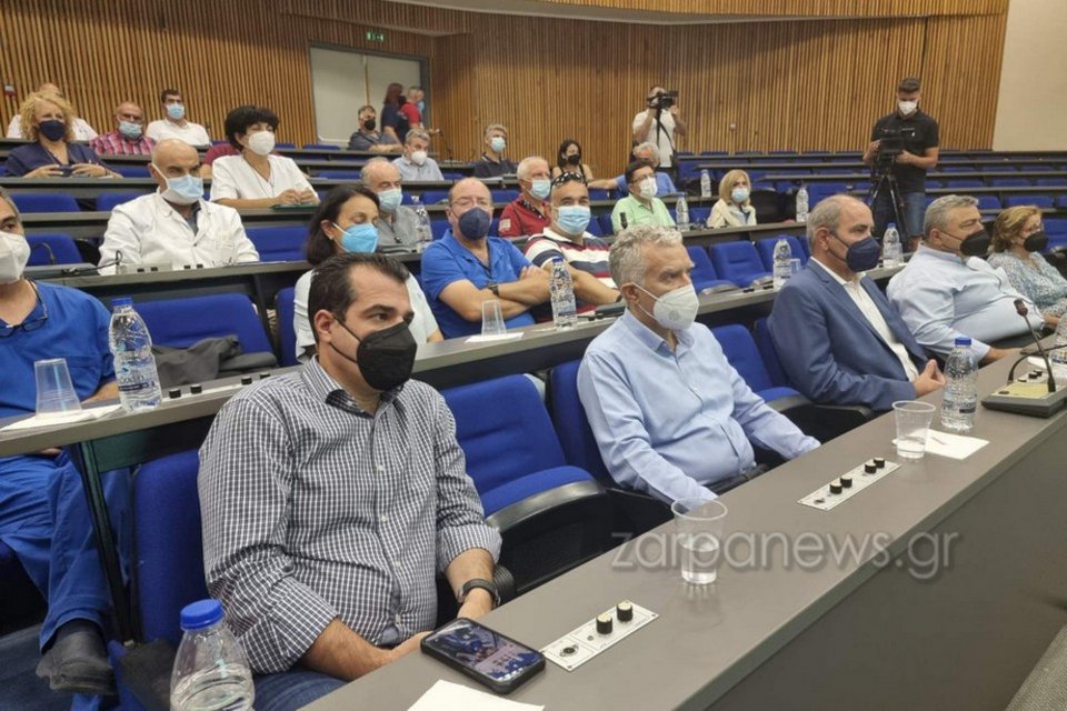 O Θάνος Πλεύρης σε συζήτηση με μέλη της διοίκησης του νοσοκομείου Χανίων / zarpanews.gr