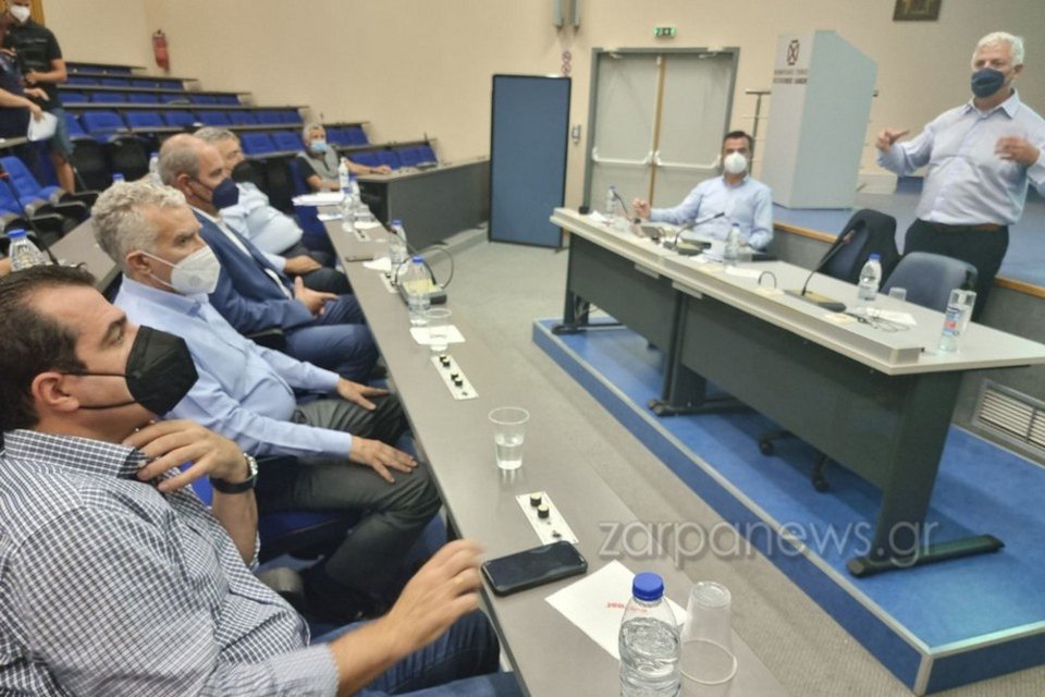 O Θάνος Πλεύρης σε συζήτηση με μέλη της διοίκησης του νοσοκομείου Χανίων / zarpanews.gr