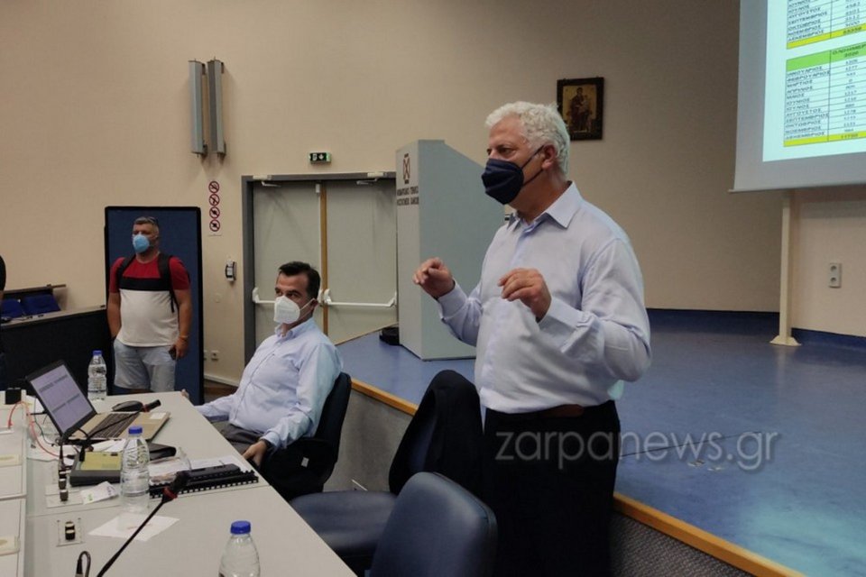 O Θάνος Πλεύρης σε συζήτηση με μέλη της διοίκησης του νοσοκομείου Χανίων / zarpanews.gr