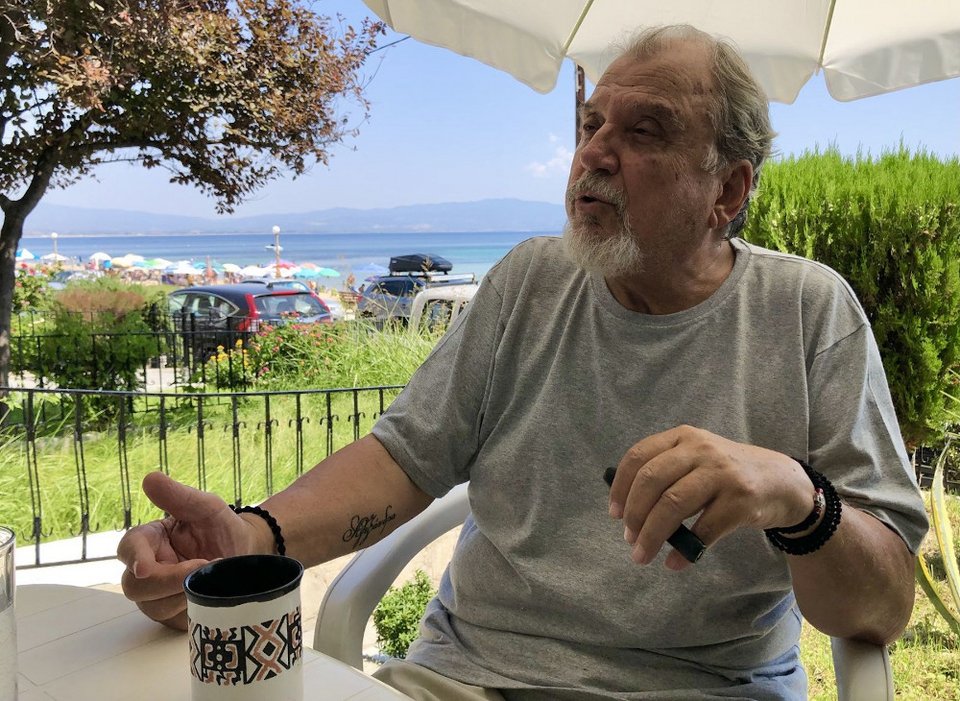 Ο κ. Γιώργος Πολύζος κάθεται στην αυλή του/ φωτογραφία που παραχώρησε στο ΑΠΕ/ΜΠΕ