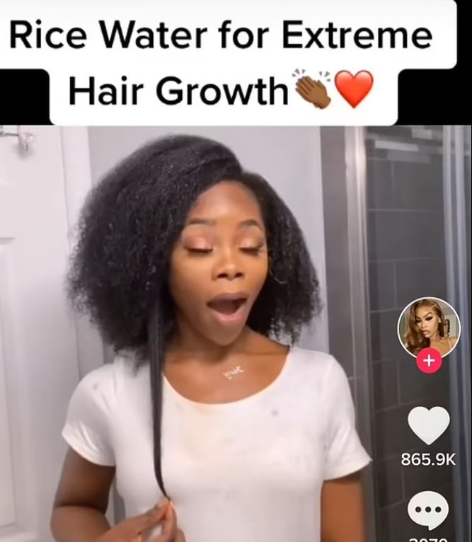 Μια γυναίκα φαίνεται πολύ εντυπωσιασμένη με το hack του νερού από ρύζι