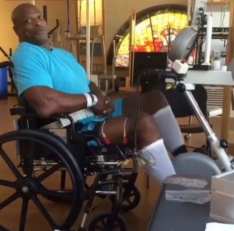 Ο Ronnie μπορεί πλέον να περπατήσει μετά βίας μετά από χειρουργικές επεμβάσεις ύψους 2 εκατομμυρίων δολαρίων